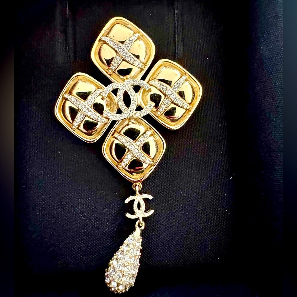 CHANEL Brooch Excellent condition